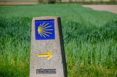 Camino de Santiago taşı işareti, Santiago de Compostela 'ya hac işareti.