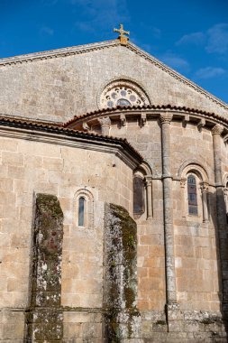 Roma 'nın Xunqueira de Ambia, Ourense kilisesinin kısmi görüntüsü. Galiçya, İspanya