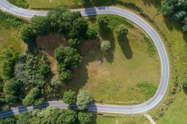 İspanya, Galiçya 'daki bir dağ yolunun kıvrımlarının havadan görünüşü.