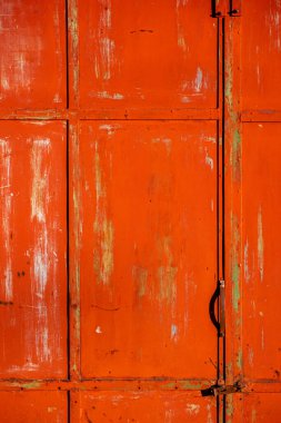 Kırmızıya boyanmış metal bir kapının kısmi görüntüsü