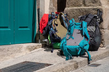 Seyyahların sırt çantaları Camino de Santiago 'daki bir hacı yurdunun kapısına yığılmıştı..