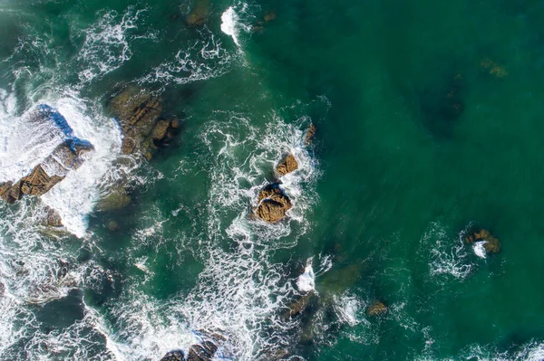 俯瞰岩石海岸线的无人机 — 图库照片