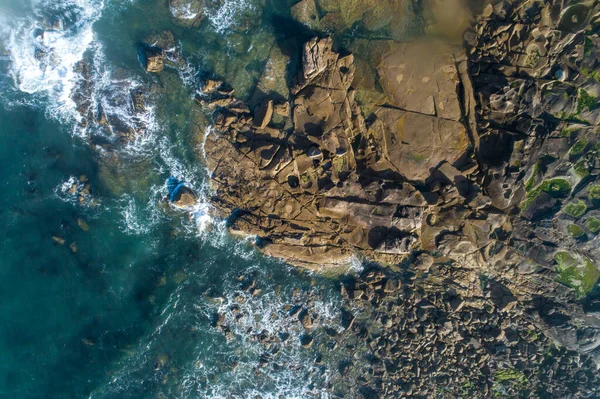 一幅岩石海岸的鸟瞰图 — 图库照片