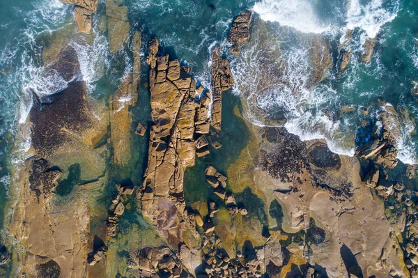 俯瞰海浪在岩石海岸上冲撞的景象 无人驾驶飞机发射的子弹 — 图库照片