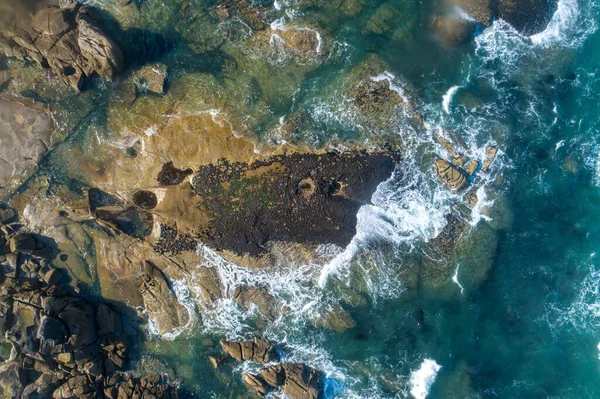 Top View Sea Waves Crashing Rocky Shore Drone Shot — Stock Photo, Image