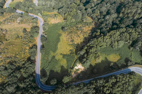 山岳道路のカーブを空中から見ると — ストック写真