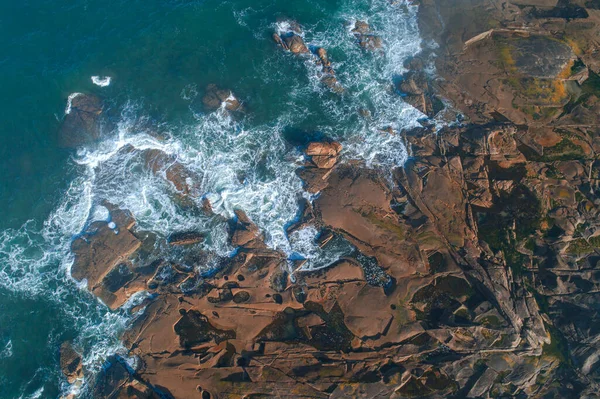 无人机空中俯瞰着绵延的岩石海岸线 — 图库照片