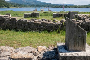 Seçici odak noktası, Bande belediyesi Aquis Querquennis Roma kampının kalıntıları. Ourense vilayeti. Galiçya, İspanya.