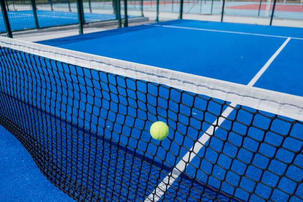 Bollen Träffar Nätet Paddel Tennisbana — Stockfoto