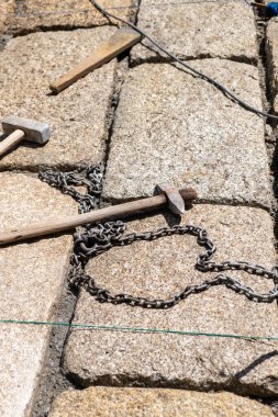 Taş ustası aletleri granit küllerle çalışır.