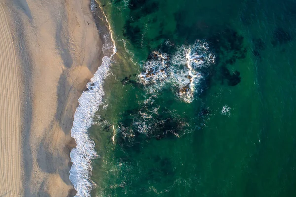 Zenithal Vista Aérea Del Dron Una Orilla Playa Amanecer — Foto de Stock