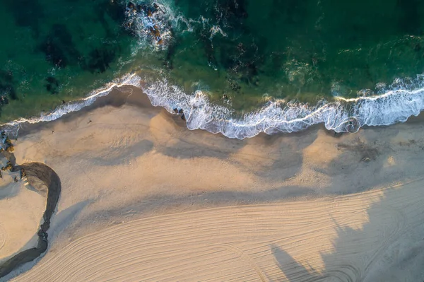 黎明时分沙滩上的无人机俯瞰的顶部 — 图库照片