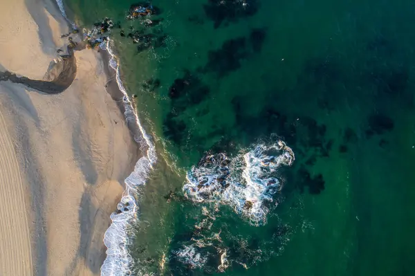 海滩上岩石耸立的天顶空中无人驾驶图像 — 图库照片