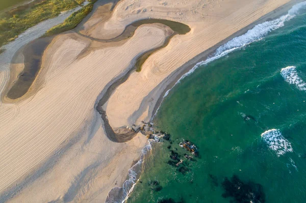 Vista Aérea Una Playa Con Rocas Orilla — Foto de Stock