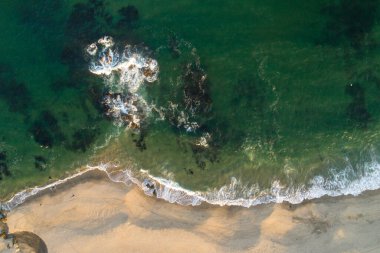 Gün batımı plajının havadan görünüşü