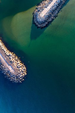 Bir liman dalgakıranının zenital dron görüntüsü