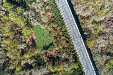 Zenital insansız hava aracı yüksek hızlı bir demiryolu köprüsünün görüntüsü.