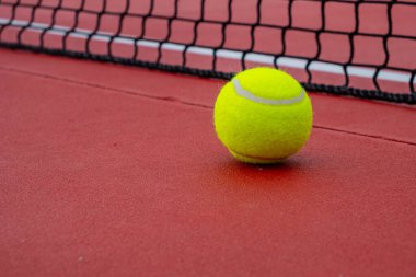 Kırmızı tenis kortunda bir topun görüntüsü