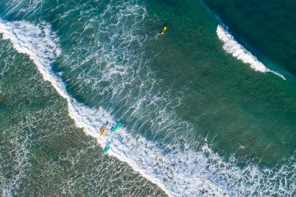 Vista Aérea Del Dron Gente Surfeando Una Orilla Playa — Foto de Stock