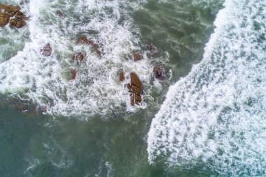Deniz kıyısındaki bazı kayaların zenital hava görüntüsü