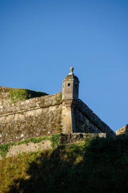 Portekiz 'in Valenca do Minho kentinin duvarlarının bir kısmının zenital görüntüsü.