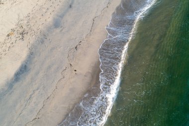 Yaz mevsimi deniz manzarası güzel dalgalar, güneşli bir günde yeşil deniz suyu. İHA 'dan üst görünüm.