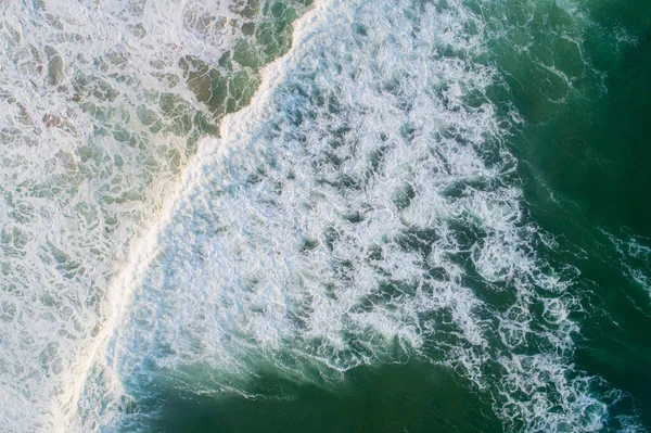 Αεροφωτογραφία Του Αφρού Συντρίβεται Κύματα Στην Ακτή — Φωτογραφία Αρχείου