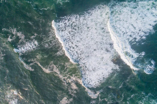 Vue Aérienne Quelques Vagues Océaniques Brisant Sur Une Mer Eau — Photo