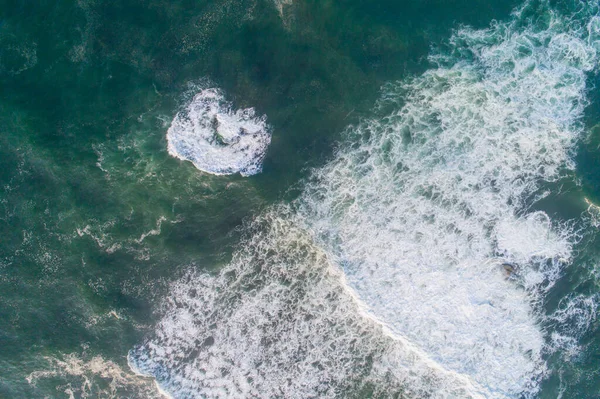 Vue Aérienne Dessus Quelques Vagues Océaniques Brisant Sur Une Mer — Photo