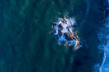 Atlantik Okyanusu kıyısındaki kayaların zenital hava görüntüsü