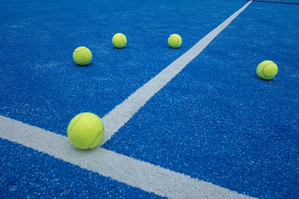 Selektivt Fokus Fem Bollar Blå Paddel Tennisbana — Stockfoto