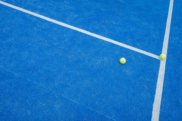 Uma Bola Isolada Campo Ténis Raquete Azul — Fotografia de Stock
