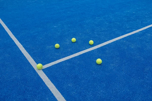 Mittlinjen Blå Paddel Tennisbana Med Fem Bollar — Stockfoto