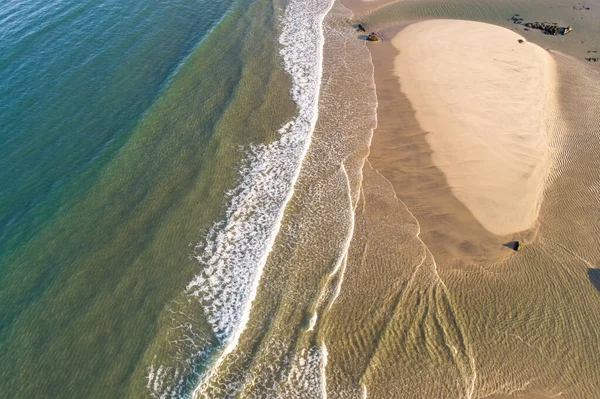 Strand Golven Als Achtergrond Vanuit Bovenaanzicht Groene Waterachtergrond Van Drone — Stockfoto