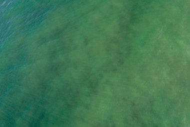 Temiz deniz suyu dokusunun havadan görünüşü. Yukarıdan Görünüm Doğal turkuaz arkaplan, yeşil su yansıması.
