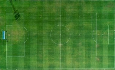 Doğal çimen futbol sahasının zenital hava görüntüsü