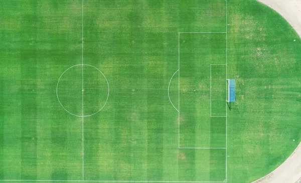 天然芝のサッカー場の空中上からの眺め — ストック写真