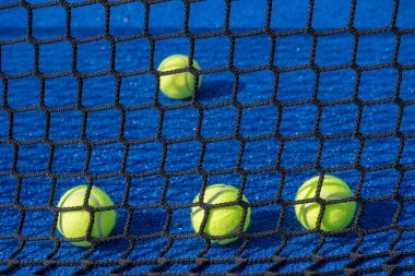 Paddle tennis, four balls behind the net