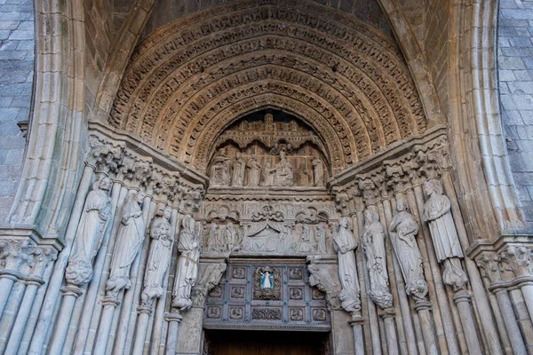 Galiçya, Tui 'deki ortaçağ katedralinin ön cephesi. İspanya.