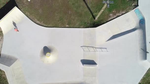 Drone Video Imágenes Aéreas Aéreas Personas Patinando Parque Skate — Vídeo de stock