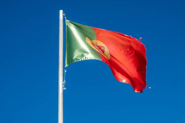 Rüzgarda dalgalanan Portekiz bayrağı.