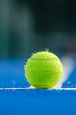 Mavi raket tenis kortunun üzerinden geçen bir topun zemin katı görüntüsü