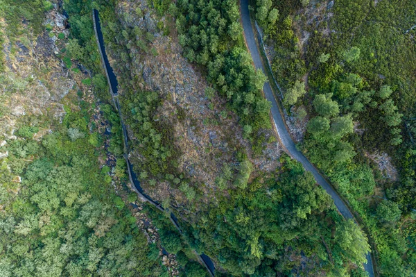 Vzdušný Pohled Vodní Kanál Horskou Cestu Lese — Stock fotografie