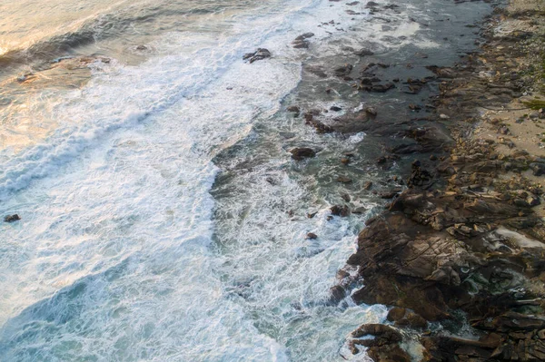 Luchtfoto Van Zee Een Rotsachtige Kust Bij Zonsopgang — Stockfoto