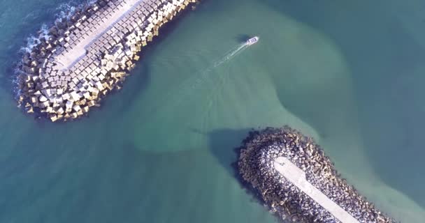 Zenithal Aerial Video Boat Entering Harbor — Stock Video