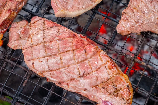 Steaks Kochen Über Flammendem Grill — Stockfoto