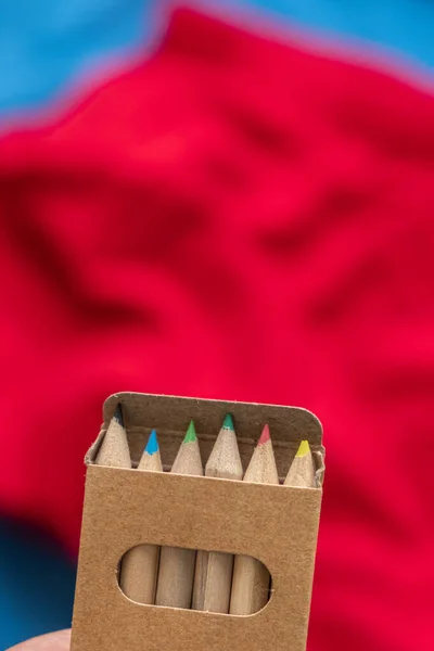 Boîte Crayons Couleur Avec Fond Rouge Bleu Hors Foyer — Photo