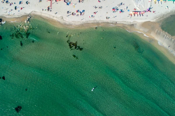 Vista Aérea Superior Uma Praia Com Pessoas Que Apreciam Verão — Fotografia de Stock
