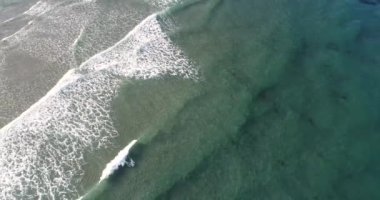  İHA 'lı hava videosu, gün doğumunda sahilin yükselen görüntüsü.