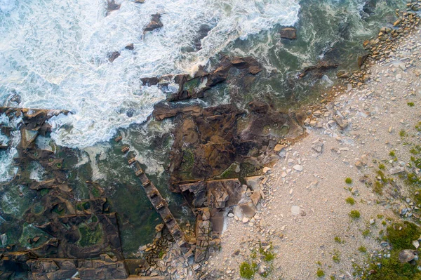 Дзенітальний Вид Хвиль Скелястому Пляжі — стокове фото
